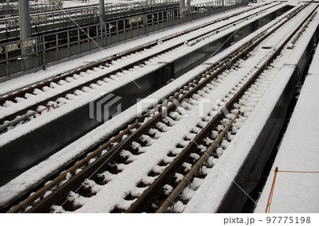 大雪の名古屋駅の線路の風景 97775198