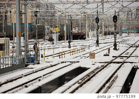 大雪の名古屋駅の線路の風景 97775199