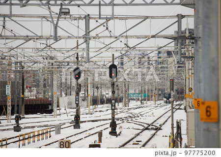 大雪の名古屋駅の線路の風景 97775200