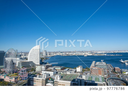 爽やかなみなとみらい都市風景 97776786