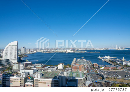 爽やかなみなとみらい都市風景 97776787