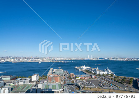 ベイブリッジが見えるみなとみらい都市風景 97776793