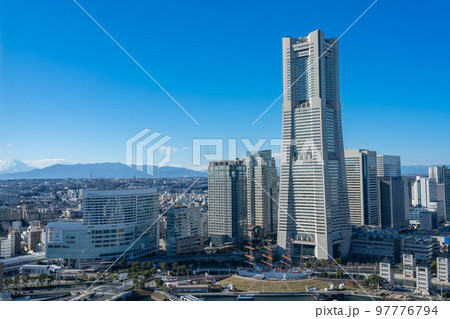 高層ビルを望むみなとみらい都市風景 高層ビルを望むみなとみらい都市風景 97776794