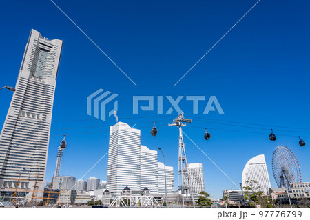 高層ビルを望むみなとみらい都市風景 97776799