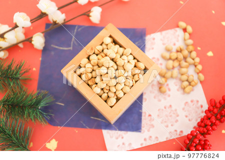 節分　豆まきイメージ 97776824