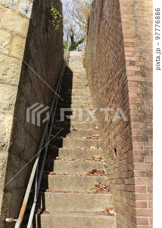 中部砲台の司令塔跡への階段～芸予要塞小島砲台跡 97776886
