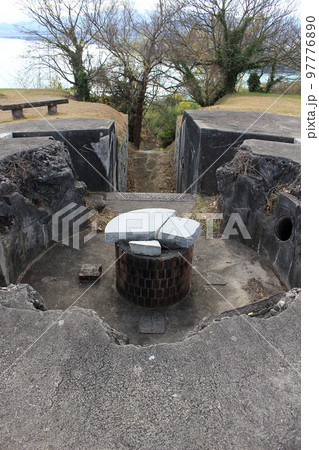 中部砲台の司令塔跡～芸予要塞小島砲台跡 97776890