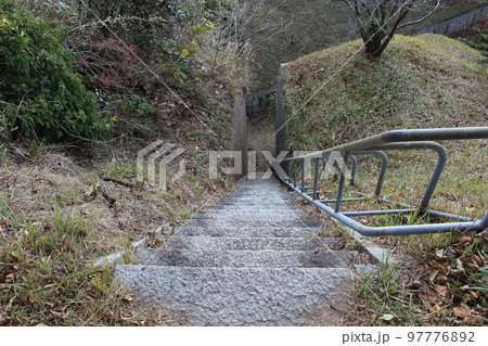中部砲台の司令塔跡への階段を上から見る～芸予要塞小島砲台跡 97776892