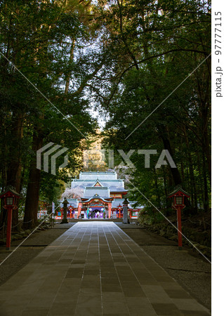 霧島神宮の参道からの本殿を見た景色 97777115