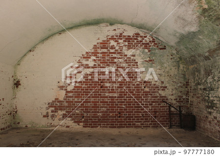 中部砲台跡の地下兵舎内部~芸予要塞小島砲台跡 中部砲台跡の地下兵舎内部~芸予要塞小島砲台跡 97777180