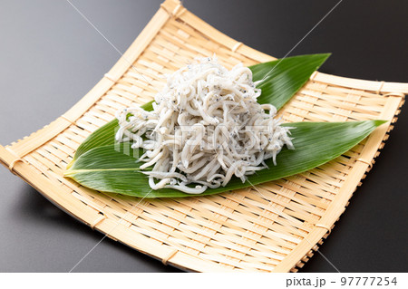 ザルに盛られた釜揚げシラス　黒バック 97777254