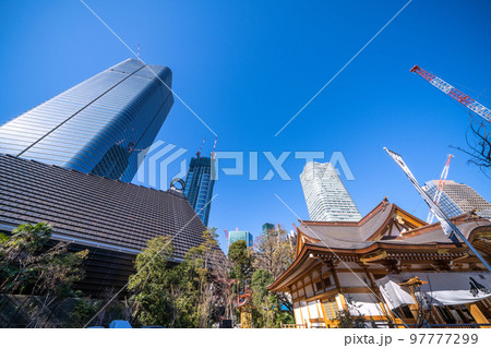 日本の東京都市景観　八幡神社（建替）や虎ノ門・麻布台プロジェクトの超高層ビルなどを望む 97777299