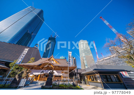 日本の東京都市景観　八幡神社や虎ノ門・麻布台プロジェクトの超高層ビルなどを望む 97778049