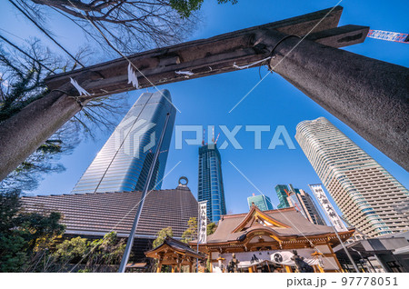 日本の東京都市景観　八幡神社や虎ノ門・麻布台プロジェクトの超高層ビルなどを望む 97778051
