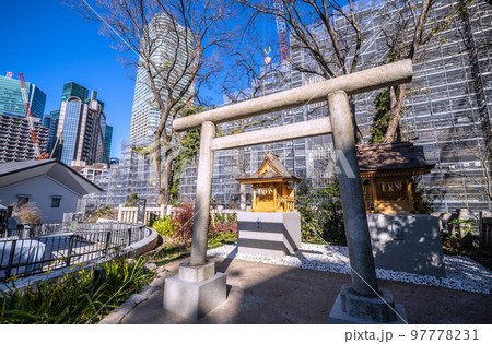 日本の東京都市景観　八幡神社の境内（人麿社、稲荷社）。周辺では虎ノ門・麻布台プロジェクトが進行中 97778231