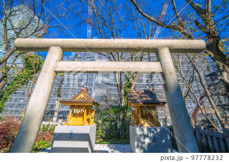 日本の東京都市景観　八幡神社の境内（人麿社、稲荷社）。周辺では虎ノ門・麻布台プロジェクトが進行中 97778232