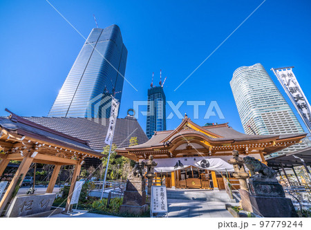 日本の東京都市景観　八幡神社や虎ノ門・麻布台プロジェクトの超高層ビルなどを望む 97779244