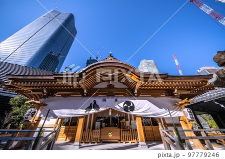 日本の東京都市景観　八幡神社や虎ノ門・麻布台プロジェクトの超高層ビルなどを望む 97779246