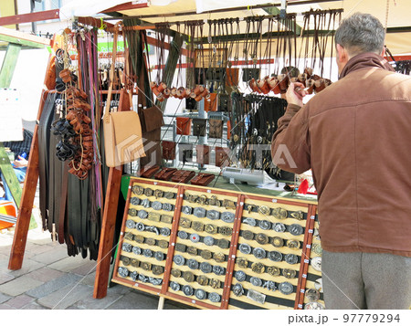皮細工を売る東欧の露店, コシツェ, スロバキア 皮細工を売る東欧の露店, コシツェ, スロバキア 97779294