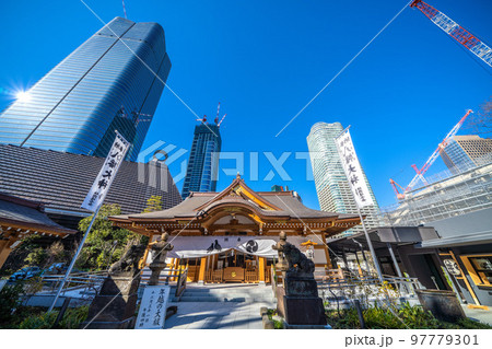 日本の東京都市景観　虎ノ門・麻布台プロジェクトの超高層ビルや八幡神社などを望む 97779301