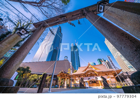 日本の東京都市景観 虎ノ門・麻布台プロジェクトの超高層ビルや八幡神社などを望む 日本の東京都市景観 虎ノ門・麻布台プロジェクトの超高層ビルや八幡神社などを望む 97779304