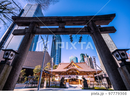日本の東京都市景観　虎ノ門・麻布台プロジェクトの超高層ビルや八幡神社などを望む 97779308