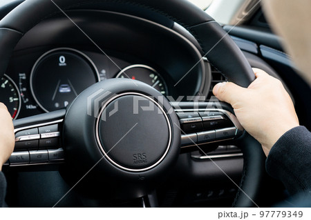 車を運転する男性 97779349