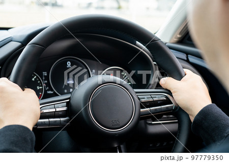 車を運転する男性 97779350