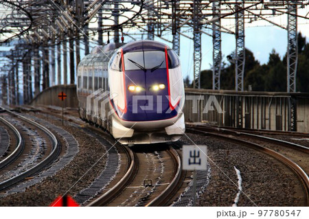 高速カーブを駆け抜け山形へ…　山形新幹線E3系『つばさ』那須塩原駅にて 97780547