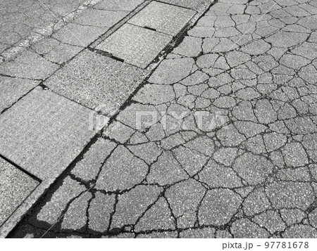 地割れしたアスファルトの道路 97781678