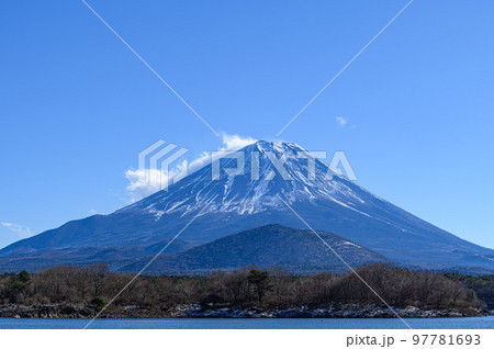 青空と子抱き富士・精進湖からの絶景 97781693