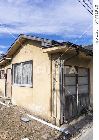 古い老朽化した中古住宅 97781920