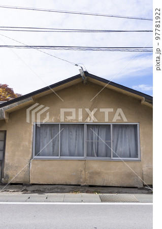 古い老朽化した中古住宅 97781922