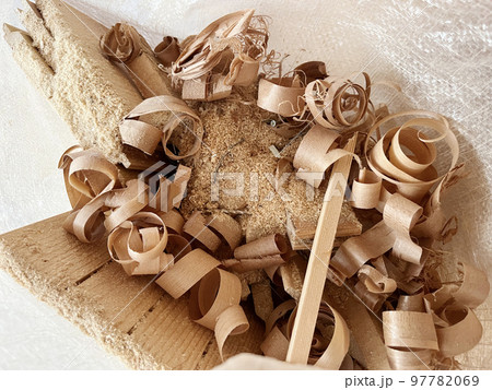 木の木屑と廃材 97782069