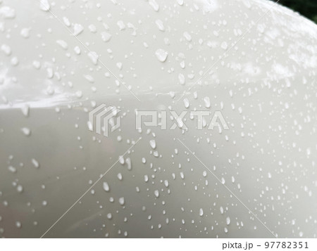 フロントガラスの雨の水滴 97782351