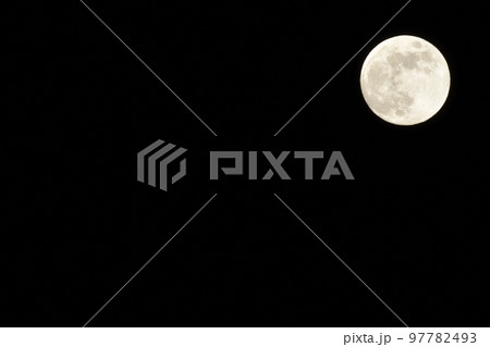 北杜市白州町、月齢14.2師走の満月コールドムーン（位置：右上） 97782493