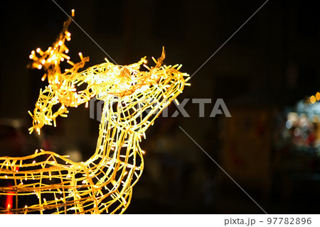 クリスマスの鹿の形のイルミネーション 97782896