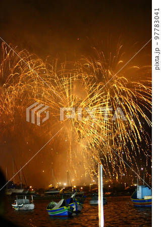 マルサシュロック カラフルで伝統的な漁船ルッツが湾内に浮かぶマルタ最大の漁村の町 97783041