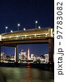 夜のレインボーブリッジと東京タワー 97783082