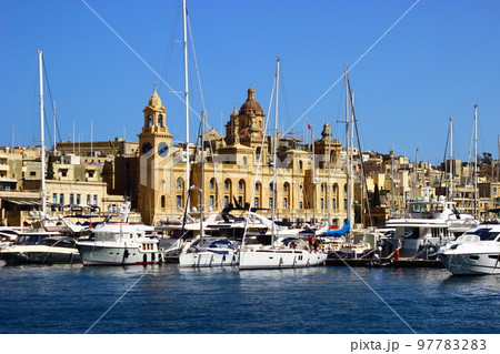 語学留学先としても人気！マルタ島のおすすめ観光スポット　地中海に浮かぶ魅力満載の小さな島国  97783283