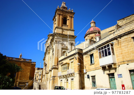 語学留学先としても人気！マルタ島のおすすめ観光スポット　地中海に浮かぶ魅力満載の小さな島国  97783287