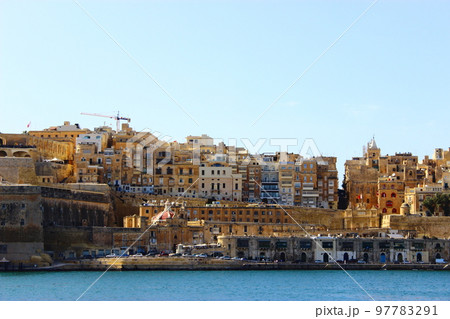 語学留学先としても人気！マルタ島のおすすめ観光スポット　地中海に浮かぶ魅力満載の小さな島国  97783291