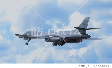 アメリカ空軍B-1Bランサー超音速爆撃機離陸 アメリカ空軍B-1Bランサー超音速爆撃機離陸 97783851