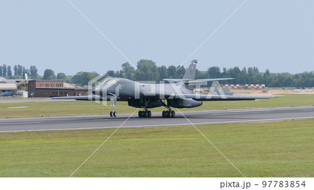 アメリカ空軍B-1Bランサー超音速爆撃機着陸 アメリカ空軍B-1Bランサー超音速爆撃機着陸 97783854
