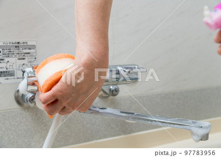 【風呂掃除をするミドル主婦　泡　水栓有】 97783956