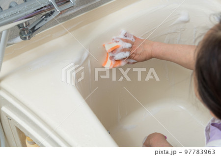 【風呂掃除をするミドル主婦　泡　水栓有】 97783963