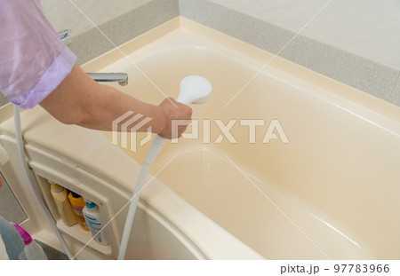 【風呂掃除をするミドル主婦　シャワーで流す】 97783966