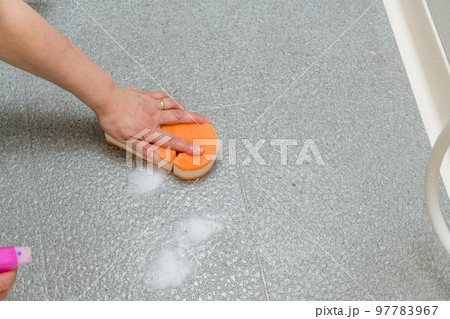 【浴室のカラリ床掃除をするミドル主婦　泡有り】 97783967