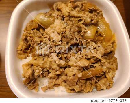 牛丼、特盛、テイクアウト、持ち帰り、牛、肉、バラ肉、脂身、赤身、米、米粒、白米、カロリー、ダイエット 97784053