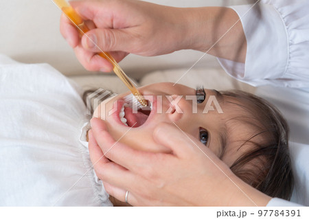 歯ブラシをしてもらう女の子 97784391